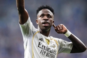 开云APP-维尼修斯社媒晒照庆祝胜利，姆巴佩点赞评论：BIG 7