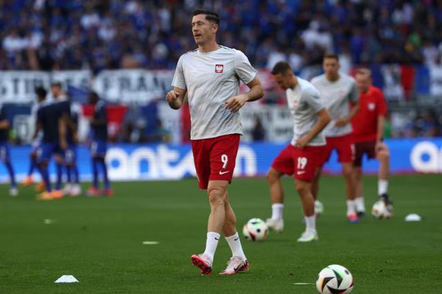 1719330061453054128.jpg 开云APP-【欧洲杯】莱万点射摧毁姆总首球,D2法国落死亡半区