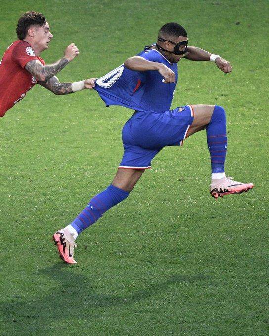 1719335218327060722.jpg 开云APP-【欧洲杯】莱万点射摧毁姆总首球,D2法国落死亡半区