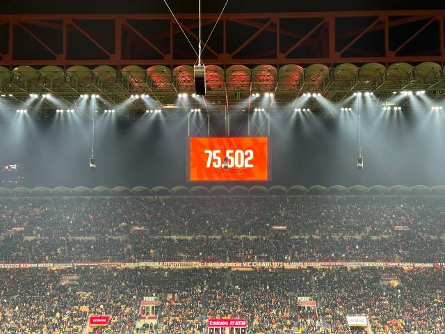 1732413069025003226.jpg 开云官网-【现场】催眠大战米兰主动缴械,圣西罗万人嘘丰塞卡