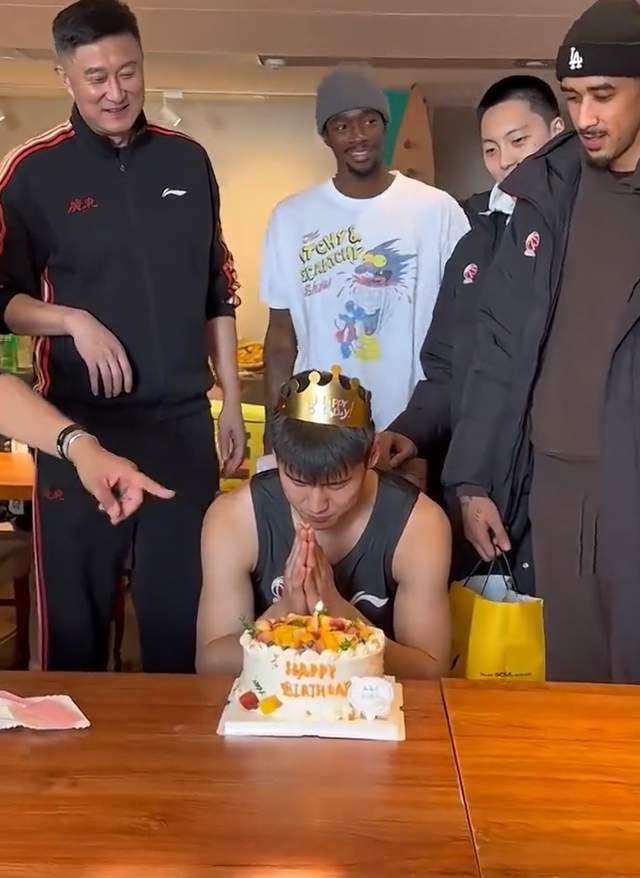 山东小伙20岁生日,徐杰暖心,杜锋贴心,杜润旺胡明轩下手太狠了