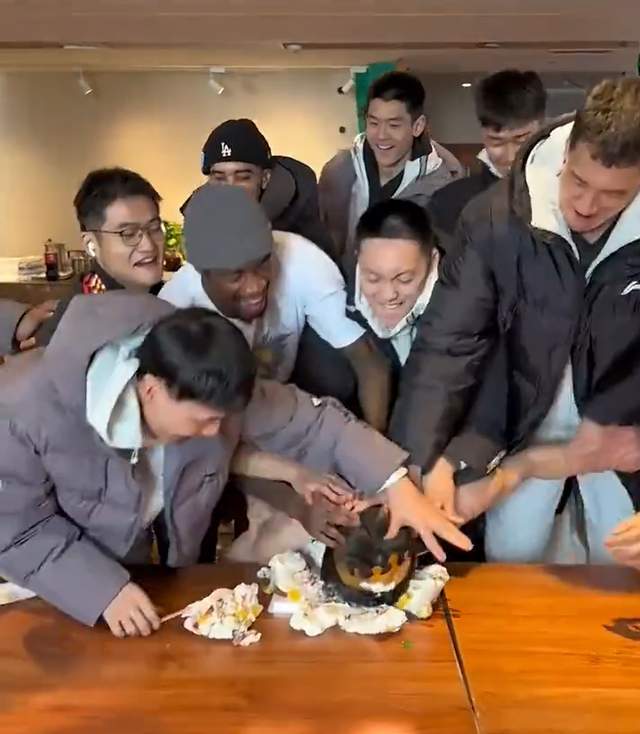 山东小伙20岁生日,徐杰暖心,杜锋贴心,杜润旺胡明轩下手太狠了