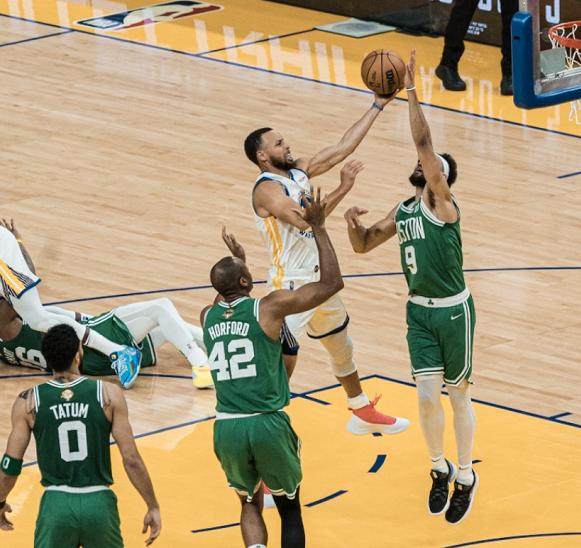 1654528311499018342.png 开云在线-绿军88分创季后赛新低 勇士防守全面升级强势反弹