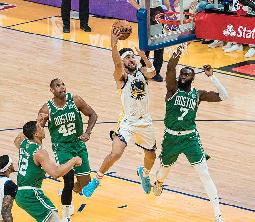 1654528318929099681.png 开云在线-绿军88分创季后赛新低 勇士防守全面升级强势反弹